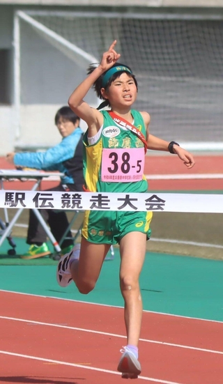女子２連覇を果たした飾磨西の５区・三好七世