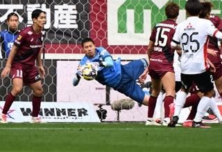 神戸-浦和　後半、好セーブでピンチを防ぐ神戸のＧＫ前川（撮影・大田将之）
