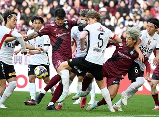 神戸-浦和　後半、神戸の大迫（右から ２人目）らがゴール前に迫るも得点ならず（撮影・大田将之）