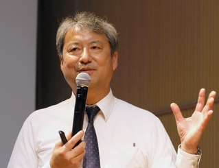 長崎県における部活動地域移行の取り組みについて説明する久田晴生氏＝神戸市産業振興センター