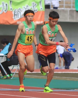 男子・稲美北の３区脇本航太（左）から４区橋本宏輝へのたすきリレー