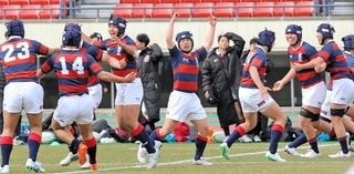 試合終了間際に逆転し、５年ぶりに報徳を破って喜ぶ関学フィフティーン。２年ぶりの全国選抜大会出場を決めた＝神戸市須磨区、ユニバー記念競技場