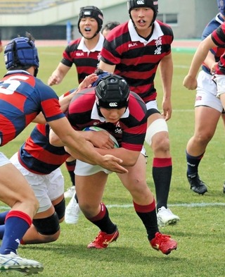報徳－関学　前半終了間際にトライを決める報徳の難波。１７－７とリードを広げる＝神戸市須磨区、ユニバー記念競技場