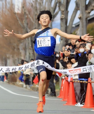 優勝のフィニッシュテープを切る男子・須磨学園Ａのアンカー森平悠太