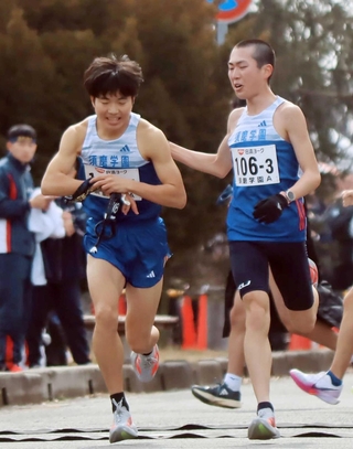 男子・須磨学園Ａの３区藤岡孝太郎（右）から４区梅田大陸へのたすきリレー