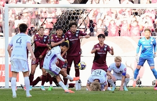 富士フイルム・スーパーカップではフル出場するも敗れ、勝利を渇望する神戸の岩波ら＝８日、国立競技場