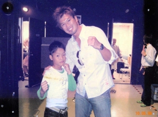 後に世界王者となる石田順裕さん（右）と記念撮影する小学１年の穴口一輝さん＝２００６年１２月（家族提供）