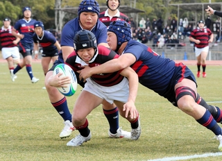 報徳－常翔学園　後半、報徳の石脇がトライを決め、１９ー２４とする＝神戸市須磨区、ユニバー記念補助競技場