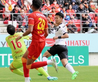 名古屋-神戸　前半、決定機を逃す神戸の佐々木（右）＝愛知県豊田市、豊田スタジアム