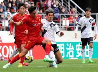 名古屋-神戸　前半、厳しいマークに遭う神戸の大迫（手前右）＝愛知県豊田市、豊田スタジアム