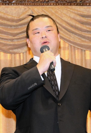 引退を報告する元関脇妙義龍の振分親方＝姫路市、ラヴィーナ姫路