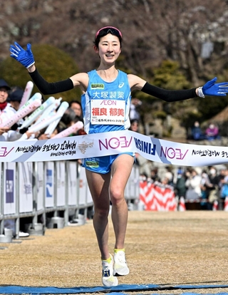 女子トップでフィニッシュした福良郁美＝姫路市本町、姫路城三の丸広場（撮影・大田将之）