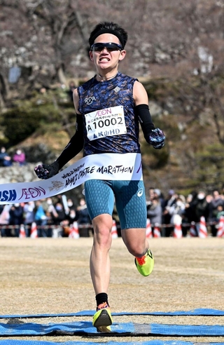 男子トップでフィニッシュした岩佐快斗＝姫路市本町、姫路城三の丸広場（撮影・大田将之）