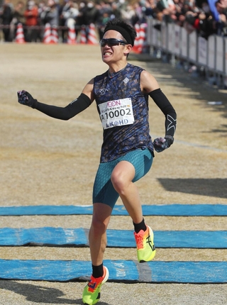 男子で優勝し、跳び上がって喜ぶ岩佐快斗＝姫路市本町、姫路城三の丸広場（撮影・辰巳直之）