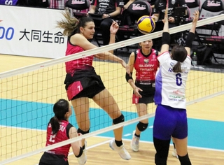 存在感を高めているミンニャ・オスマジック（左から２人目）＝２０２４年１１月３０日、姫路市ヴィクトリーナ・ウインク体育館