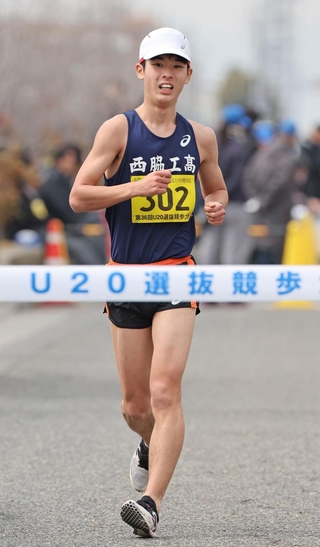 競歩のＵ20選抜大会男子10キロで優勝した玉春汰造＝16日、六甲アイランド甲南大周辺コース