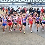 号砲とともに駆け出す女子の選手たち＝加古川市、加古川河川敷マラソンコース（撮影・大田将之）