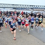 号砲とともに駆け出す男子の選手たち＝加古川市、加古川河川敷マラソンコース（撮影・大田将之）