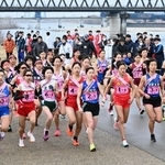 号砲とともに駆け出す女子の選手たち＝加古川市、加古川河川敷マラソンコース