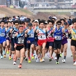 一斉にスタートを切る男子１区の選手ら＝２日午前、加古川市加古川町河原、加古川河川敷マラソンコース（撮影・斎藤雅志）