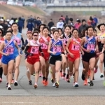 一斉にスタートを切る女子１区の選手ら＝２日午前、加古川市加古川町河原、加古川河川敷マラソンコース（撮影・斎藤雅志）