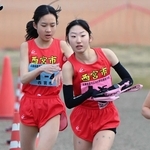 女子・西宮市の４区中本真菜（左）からたすきを受け取る５区阿曽杏香（撮影・斎藤雅志）