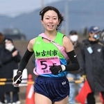３位でゴールする女子・加古川市の籔下明音（撮影・大田将之）