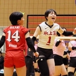 女子決勝・氷上-親和　第１セット、得点を挙げて感情を表に出す氷上の溝上（中央）