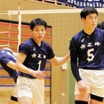 男子決勝・市尼崎-社　チームの中心として市尼崎の優勝に貢献した日々野（左から２人目）とハントラクル（同３人目）