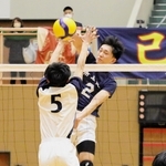 男子決勝・市尼崎-社　第２セット、高さを生かしたスパイクを打ち込む市尼崎の吉田