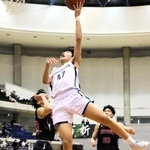 男子決勝・報徳－育英　第３クオーター、相手ゴール下を果敢に攻める報徳の野々部主将（４７）