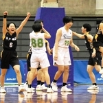 三田松聖－神戸龍谷　最終盤に逆転して勝利を決め、喜ぶ神戸龍谷（黒）の選手ら