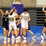 女子決勝・三田松聖－神戸龍谷　最終盤に逆転して優勝を決め、喜ぶ神戸龍谷（黒）の選手ら