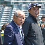 練習を見守りながら会話を交わす吉田義男さん（左）と阪神の岡田彰布監督＝２０２３年４月９日、西宮市の甲子園球場