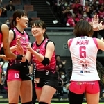 全日本選手権決勝で得点を挙げて喜ぶ姫路の桜井（２）や井上（１０）ら＝２０２４年１２月２１日、大阪市港区