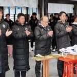 今季も複数のタイトル奪取を誓うＪ１神戸の（左から）山川哲史主将、吉田孝行監督ら＝神戸市兵庫区、和田神社