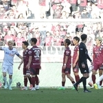 神戸-広島　後半、広島に追加点を奪われ、ぼう然とする神戸イレブン（撮影・西岡正）