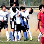 女子決勝・神戸弘陵－日ノ本　１-０で神戸弘陵に勝利し、優勝を決めて喜ぶ日ノ本イレブン＝９日午後、洲本市五色町、アスパ五色（撮影・斎藤雅志）