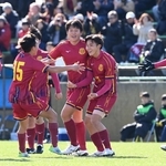 男子決勝・報徳－神戸弘陵　前半、得点を決めて喜ぶ池壱樹（右から２人目）ら神戸弘陵イレブン＝９日午後、洲本市五色町、アスパ五色（撮影・斎藤雅志）