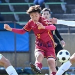 男子決勝・報徳－神戸弘陵　前半、シュートを決める神戸弘陵の池壱樹＝９日午後、洲本市五色町、アスパ五色（撮影・斎藤雅志）