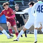 男子決勝・報徳－神戸弘陵　前半、シュートを決める神戸弘陵の池壱樹＝９日午後、洲本市五色町、アスパ五色（撮影・斎藤雅志）