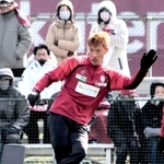右足首の手術から驚異的な回復を遂げ、必勝を誓う神戸の本多＝４日、いぶきの森球技場