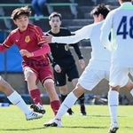 男子決勝・報徳－神戸弘陵　前半、シュートを決める神戸弘陵の池（撮影・斎藤雅志）
