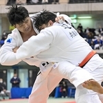 兵庫県選手権決勝　辻本拓記（右）を攻める小川竜昂（撮影・大田将之）