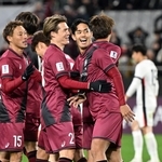 神戸-上海海港　前半、先制点を奪いサポーターに笑顔を見せる神戸の武藤（右から２人目）＝撮影・風斗雅博