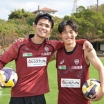 ８季ぶりに同期でタッグを組み、刺激を与え合う神戸の佐々木（左）と本山