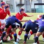 兵庫県高校新人大会３位決定戦・市尼崎戦で、敵陣でモールを形成して攻める神戸科技の選手たち
