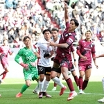 神戸-浦和　前半、武藤のヘディングシュートは枠を外す（撮影・中西幸大）