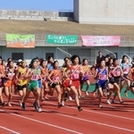 号砲に合わせて駆け出す女子１区の選手たち