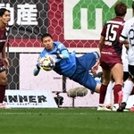 神戸-浦和　後半、好セーブでピンチを防ぐ神戸のＧＫ前川（撮影・大田将之）